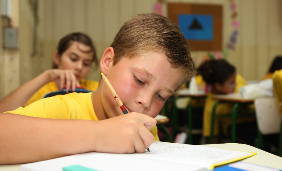 Estão abertas inscrições para servidores efetivos da rede estadual de ensino participarem de cursos nos Estados Unidos da América, Canadá ou Irlanda.<br />
<br />
Na foto, estudantes da rede estadual.