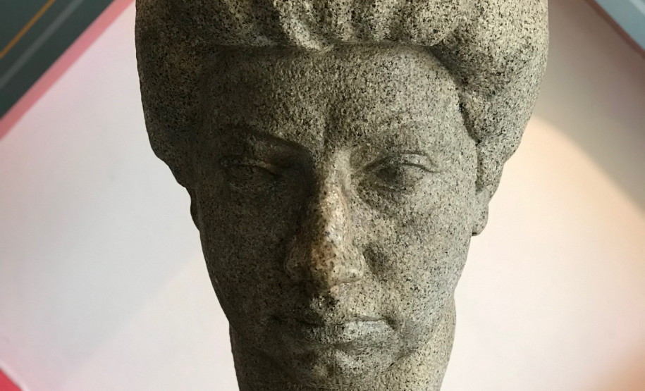 Secretaria homenageia mulheres que marcaram a história da educação e todas as que, hoje, tornam a nossa rede possível. Na foto o memorial em homenagem a educadora Júlia Wanderley, que fica no hall de entrada da escola, conta com uma galeria de fotos inéditas da educadora.