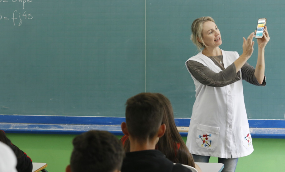 Colégio Estadual Frederico Guilherme Giese, em Piên. Na foto, a professora de  química, Solene Forteski. Foto: Arnaldo Alves/ANPr