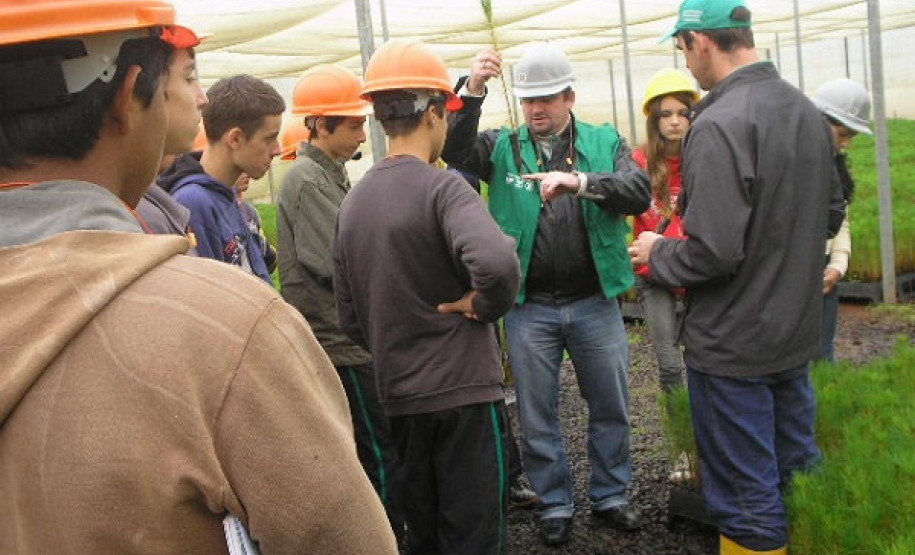 Programa Jovem Agricultor Aprendiz na SEED A Secretaria de Estado da Educação (SEED) estabeleceu um termo de cooperação técnica com o Serviço Nacional de Aprendizagem Rural (Senar) para ofertar a alunos do ensino médio que tenham vínculos com a agricultura familiar um curso de contraturno sobre agronegócio por meio do Programa Jovem Agricultor Aprendiz (JAA).