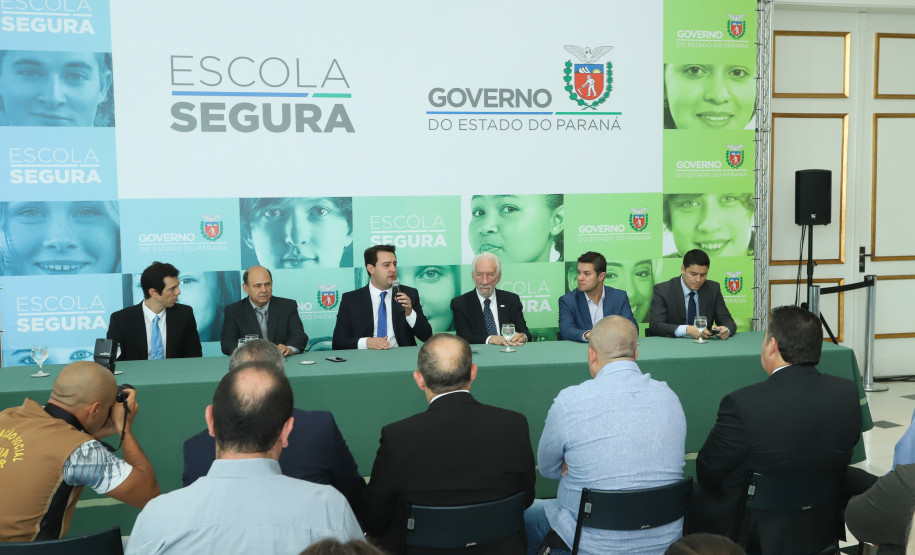 O governador Carlos Massa Ratinho Junior lançou nesta sexta-feira (15) o programa Escola Segura, que prevê uma série de medidas preventivas e protetivas de segurança que serão executadas na rede estadual de ensino. Curitiba,15/03/2019 Foto: Rodrigo Félix Leal/ANPr