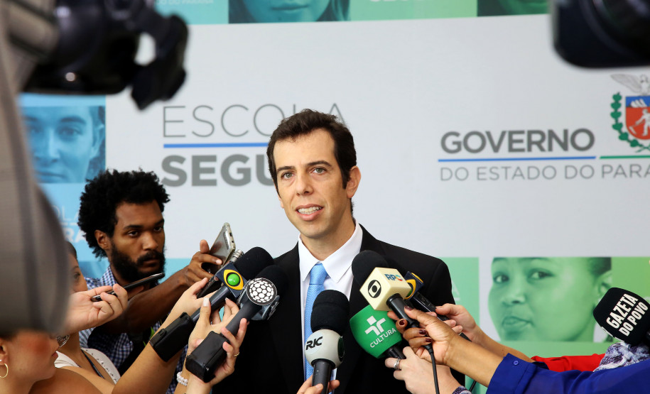 O governador Carlos Massa Ratinho Junior lançou nesta sexta-feira (15) o programa Escola Segura, que prevê uma série de medidas preventivas e protetivas de segurança que serão executadas na rede estadual de ensino. Na foto, o secretário de estado da Educação e Esporte, Renato Feder.  -  Curitiba,15/03/2019 Foto: Jaelson Lucas / ANPr