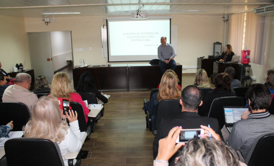 Servidores discutiram experiências internacionais e em outros estados relacionadas aos avanços das políticas educacionais e mecanismos para melhorar a educação no Brasil.
