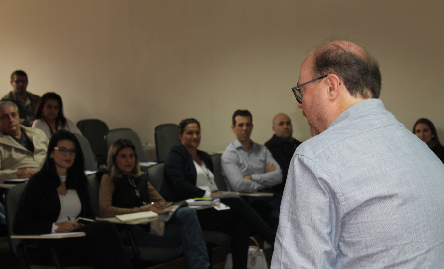 Servidores discutiram experiências internacionais e em outros estados relacionadas aos avanços das políticas educacionais e mecanismos para melhorar a educação no Brasil.