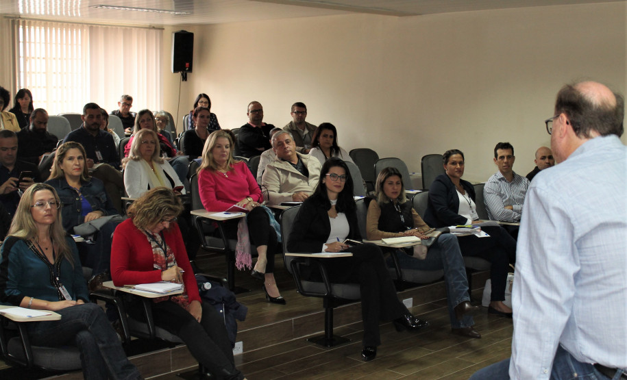 Servidores discutiram experiências internacionais e em outros estados relacionadas aos avanços das políticas educacionais e mecanismos para melhorar a educação no Brasil.