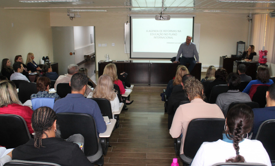 Servidores discutiram experiências internacionais e em outros estados relacionadas aos avanços das políticas educacionais e mecanismos para melhorar a educação no Brasil.