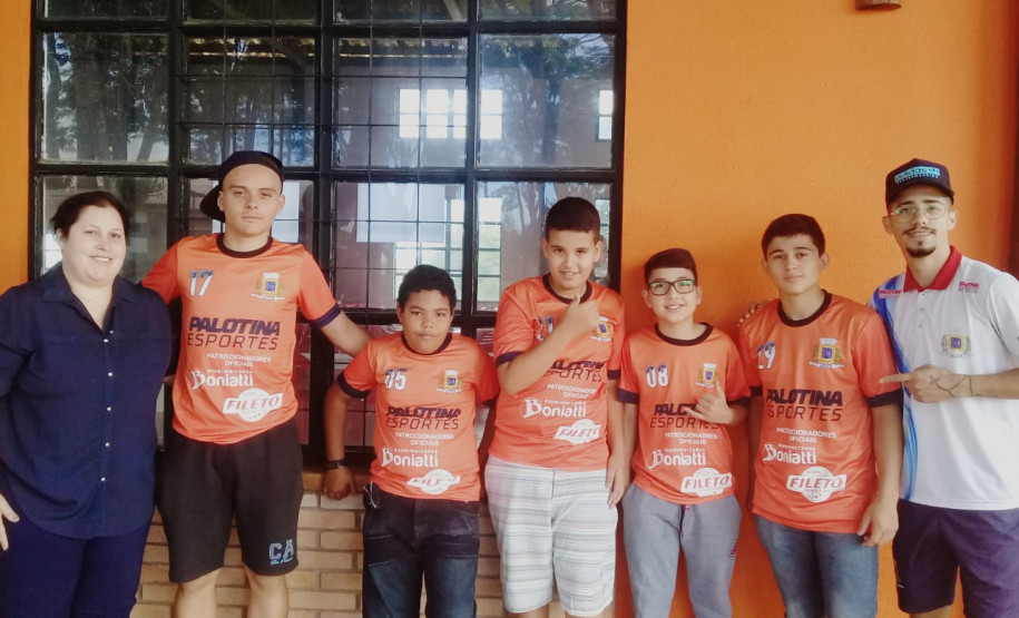 Projeto é coordenado pela funcionária em parceria com uma rede de voluntários formada por ex-alunos, professores, ex-professores e membros da comunidade escolar.