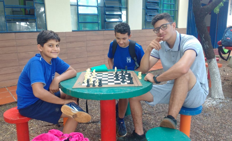 Projeto é coordenado pela funcionária em parceria com uma rede de voluntários formada por ex-alunos, professores, ex-professores e membros da comunidade escolar.