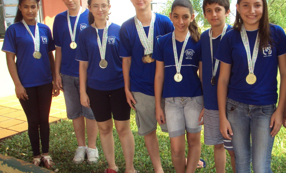 Projeto é coordenado pela funcionária em parceria com uma rede de voluntários formada por ex-alunos, professores, ex-professores e membros da comunidade escolar.