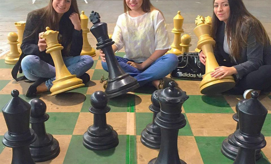 Projeto é coordenado pela funcionária em parceria com uma rede de voluntários formada por ex-alunos, professores, ex-professores e membros da comunidade escolar.