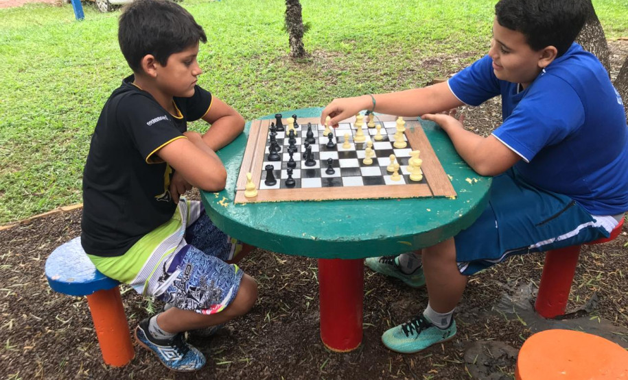 Projeto é coordenado pela funcionária em parceria com uma rede de voluntários formada por ex-alunos, professores, ex-professores e membros da comunidade escolar.