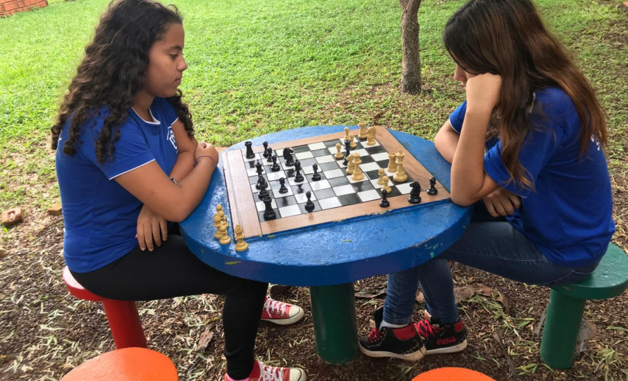 Projeto é coordenado pela funcionária em parceria com uma rede de voluntários formada por ex-alunos, professores, ex-professores e membros da comunidade escolar.