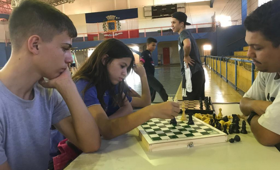 Projeto é coordenado pela funcionária em parceria com uma rede de voluntários formada por ex-alunos, professores, ex-professores e membros da comunidade escolar.