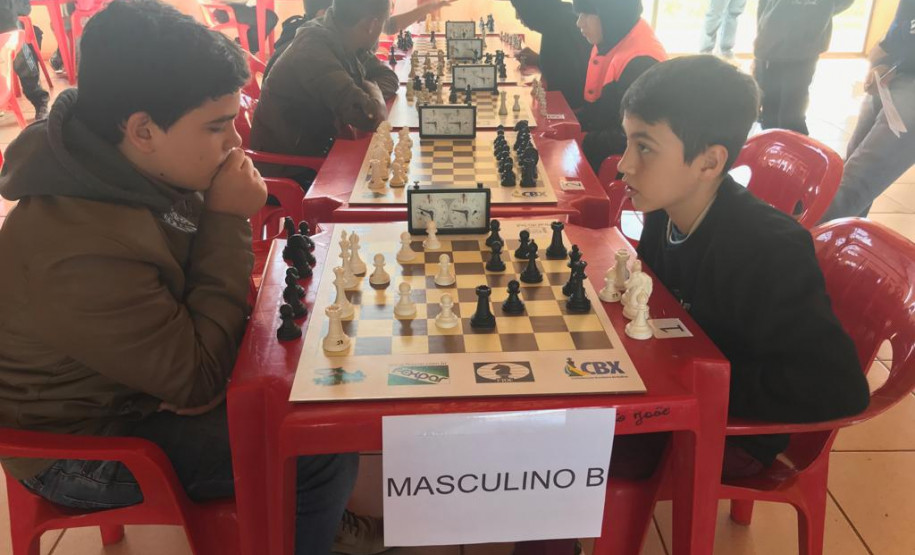 Projeto é coordenado pela funcionária em parceria com uma rede de voluntários formada por ex-alunos, professores, ex-professores e membros da comunidade escolar.