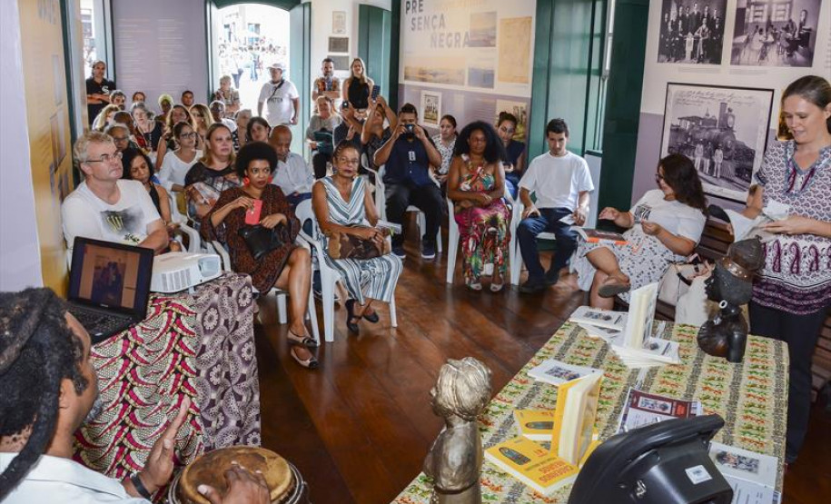 Obra pode ser trabalhada em sala de aula por escolas das redes pública e particular, além de universidades, que podem utilizar o conteúdo em todas as disciplinas para complementar o currículo pedagógico.