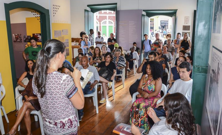 Obra pode ser trabalhada em sala de aula por escolas das redes pública e particular, além de universidades, que podem utilizar o conteúdo em todas as disciplinas para complementar o currículo pedagógico.