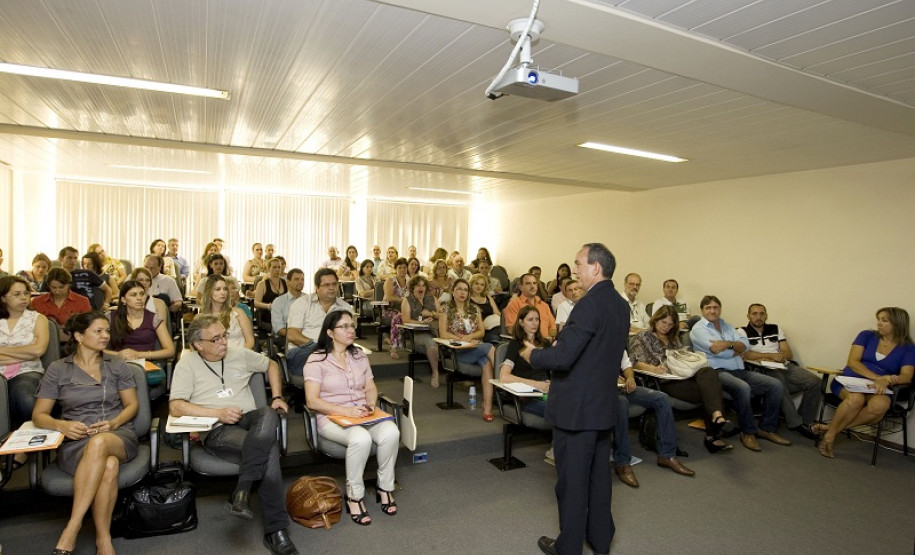 Os 32 NREs estiveram presentes nos dias 07 e 08 de março no encontro promovido pela Coordenação de Apoio Financeiro à Rede Escolar (CAF), realizado na (SEED), para orientação quanto à gestão de recursos federais.