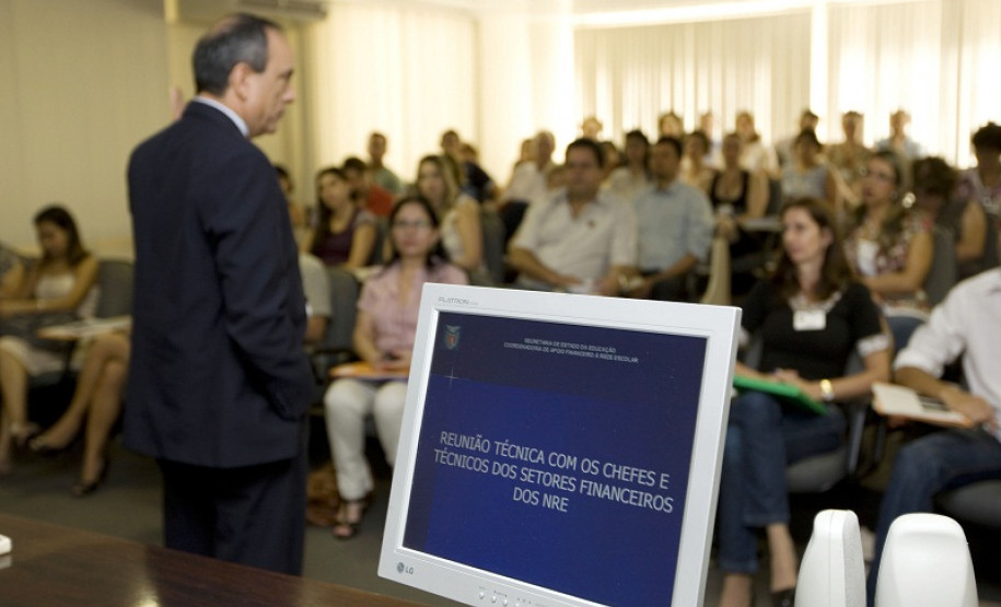 Na ocasião, foram abordados temas como análise de prestação de conta do Fundo Rotativo, definição de prazos, monitoramento, Sistema de Gestão de Recursos Financeiros e orientações quanto ao cumprimento dos objetivos dos Programas do Governo Federal, como o Mais Educação, Programa Dinheiro Direto na Escola (PDDE), Plano de Desenvolvimento da Escola (PDE), entre outros.