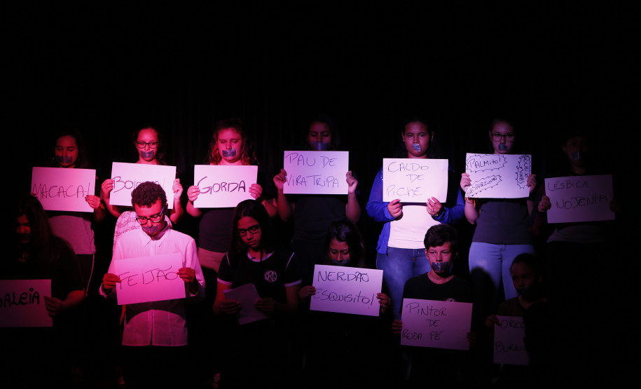 Secretaria Estadual de Educação do Paraná; Colégio Estadual Roberto Langer Júnior que tem projetos contra a prática de bullyng como peça de teatro, na foto encenação da peça teatral Bullyng Qual a Graça. Foto: Hedeson Alves