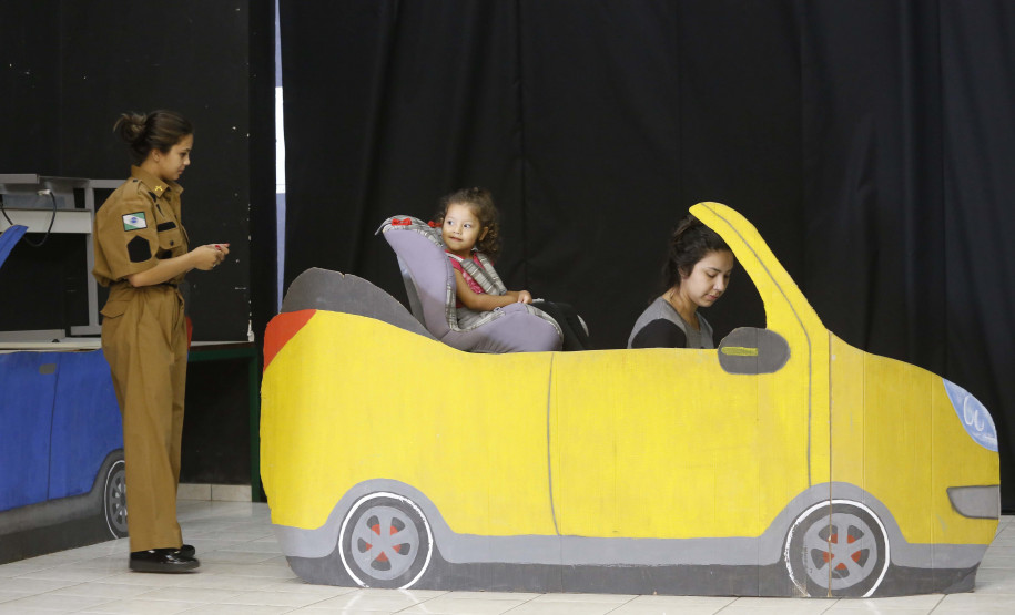 Alunos do Colégio Estadual Barão de Antonina, em Rio Negro, apresentam a peça de teatro "Conscientização do Uso da Cadeirinha" em automóveis. Rio Negro, 13-03-19.Foto: Arnaldo Alves / ANPr.