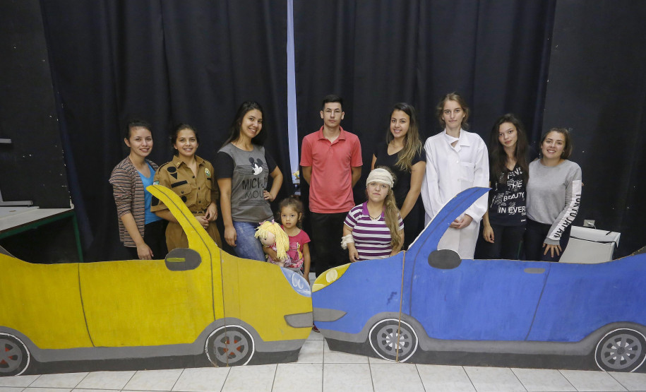 Alunos do Colégio Estadual Barão de Antonina, em Rio Negro, apresentam a peça de teatro "Conscientização do Uso da Cadeirinha" em automóveis. Rio Negro, 13-03-19.Foto: Arnaldo Alves / ANPr.