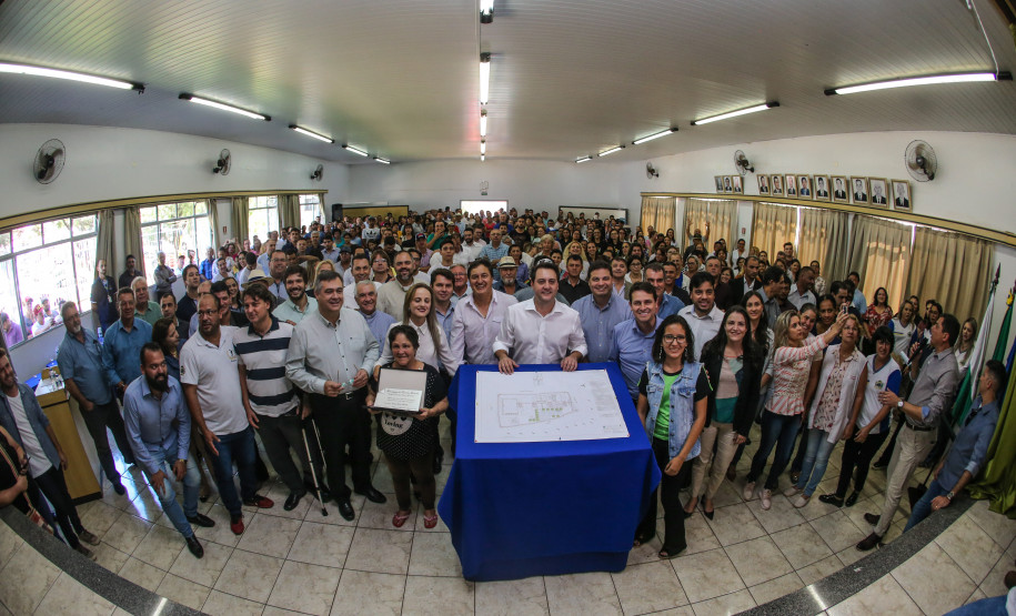 O governador Carlos Massa Ratinho Junior  assina ordem de serviço para construção de Escola em Mauá da Serra nesta quarta-feira (10).  Londrina, 10/04/2019 -  Foto: Geraldo Bubniak/ANPr