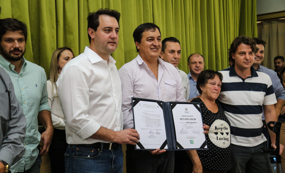 O governador Carlos Massa Ratinho Junior  assina ordem de serviço para construção de Escola em Mauá da Serra nesta quarta-feira (10).  Mauá da Serra, 10/04/2019 -  Foto: Geraldo Bubniak/ANPr