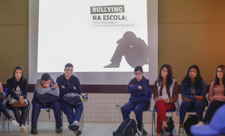 A professora de sociologia, Priscila Matos Drosoek, profere palestra sobre bullying no Colégio Estadual São Cristovão, em São José dos Pinhais.São José do Pinhais, 10-04-19.Foto: Arnaldo Alves / ANPr.