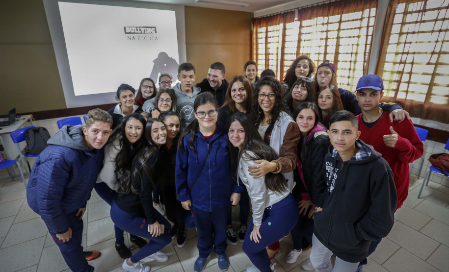 A professora de sociologia, Priscila Matos Drosoek, profere palestra sobre bullying no Colégio Estadual São Cristovão, em São José dos Pinhais.São José do Pinhais, 10-04-19.Foto: Arnaldo Alves / ANPr.