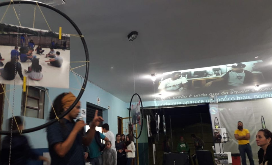 Atividades contribuíram para aproximar a escola dos alunos e combater a evasão escolar. Resultado final é uma exposição fotográfica, um livro e um documentário produzidos inteiramente pelos estudantes. Divulgação CE Emília Buzato.