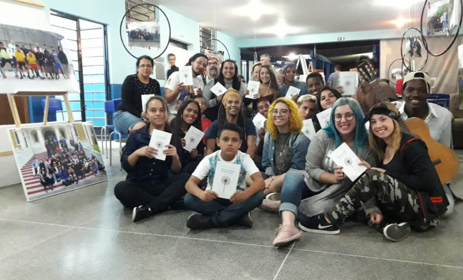 Atividades contribuíram para aproximar a escola dos alunos e combater a evasão escolar. Resultado final é uma exposição fotográfica, um livro e um documentário produzidos inteiramente pelos estudantes. Divulgação CE Emília Buzato.