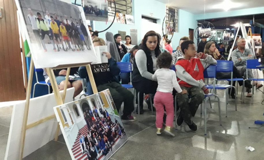 Atividades contribuíram para aproximar a escola dos alunos e combater a evasão escolar. Resultado final é uma exposição fotográfica, um livro e um documentário produzidos inteiramente pelos estudantes. Divulgação CE Emília Buzato.
