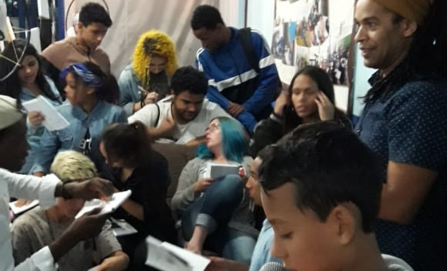 Atividades contribuíram para aproximar a escola dos alunos e combater a evasão escolar. Resultado final é uma exposição fotográfica, um livro e um documentário produzidos inteiramente pelos estudantes. Divulgação CE Emília Buzato.