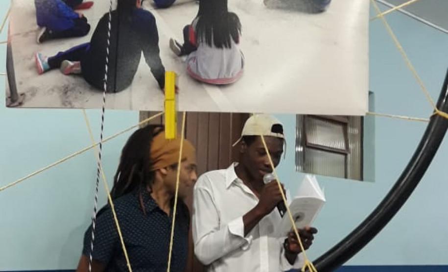 Atividades contribuíram para aproximar a escola dos alunos e combater a evasão escolar. Resultado final é uma exposição fotográfica, um livro e um documentário produzidos inteiramente pelos estudantes. Divulgação CE Emília Buzato.