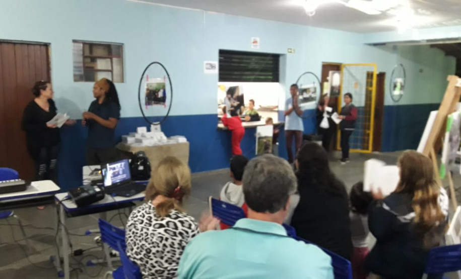 Atividades contribuíram para aproximar a escola dos alunos e combater a evasão escolar. Resultado final é uma exposição fotográfica, um livro e um documentário produzidos inteiramente pelos estudantes. Divulgação CE Emília Buzato.