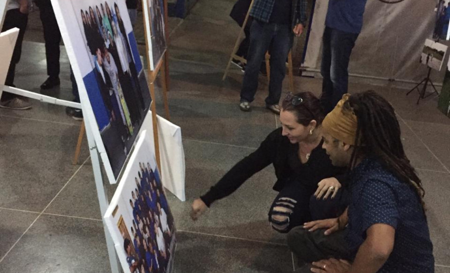 Atividades contribuíram para aproximar a escola dos alunos e combater a evasão escolar. Resultado final é uma exposição fotográfica, um livro e um documentário produzidos inteiramente pelos estudantes. Divulgação CE Emília Buzato.