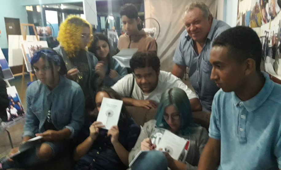 Atividades contribuíram para aproximar a escola dos alunos e combater a evasão escolar. Resultado final é uma exposição fotográfica, um livro e um documentário produzidos inteiramente pelos estudantes. Divulgação CE Emília Buzato.