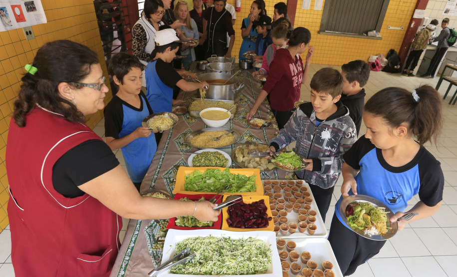 Merenda oferecida aos alunos, no Colégio Estadual Elza Schewder Moro, em São José dos Pinhais.São José dos Pinhais, 02-10-15.Foto: Arnaldo Alves / ANPr.