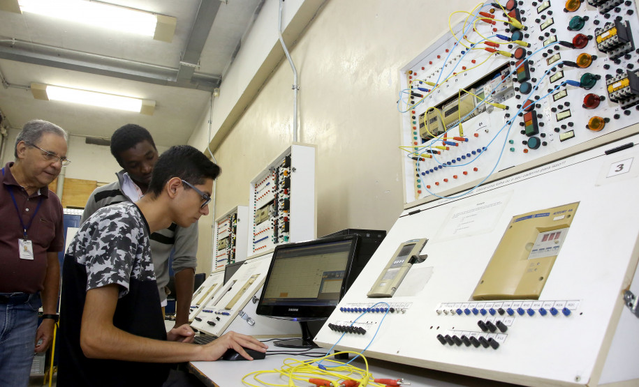A formação técnica em nível médio é ofertada na rede estadual de ensino do Paraná em 300 escolas regulares e em 34 Centros Estaduais de Educação Profissional (CEEPs) espalhados por 178 municípios que ofertam 51 cursos profissionalizantes sem nenhum custo.