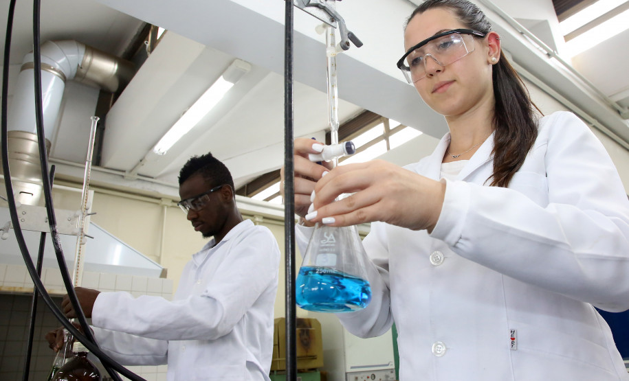 A formação técnica em nível médio é ofertada na rede estadual de ensino do Paraná em 300 escolas regulares e em 34 Centros Estaduais de Educação Profissional (CEEPs) espalhados por 178 municípios que ofertam 51 cursos profissionalizantes sem nenhum custo.