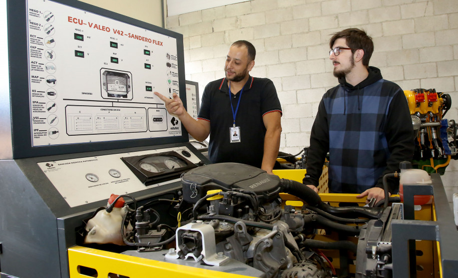 A formação técnica em nível médio é ofertada na rede estadual de ensino do Paraná em 300 escolas regulares e em 34 Centros Estaduais de Educação Profissional (CEEPs) espalhados por 178 municípios que ofertam 51 cursos profissionalizantes sem nenhum custo.