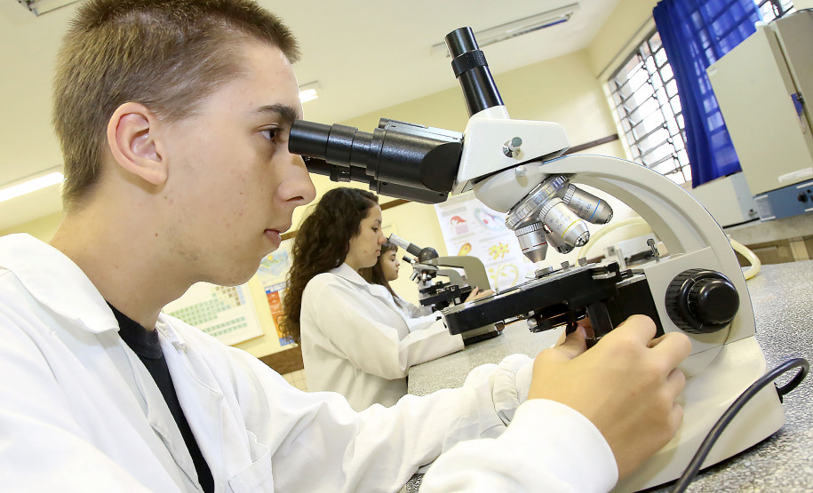 A formação técnica em nível médio é ofertada na rede estadual de ensino do Paraná em 300 escolas regulares e em 34 Centros Estaduais de Educação Profissional (CEEPs) espalhados por 178 municípios que ofertam 51 cursos profissionalizantes sem nenhum custo.