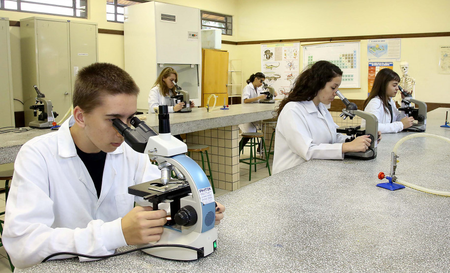 A formação técnica em nível médio é ofertada na rede estadual de ensino do Paraná em 300 escolas regulares e em 34 Centros Estaduais de Educação Profissional (CEEPs) espalhados por 178 municípios que ofertam 51 cursos profissionalizantes sem nenhum custo.