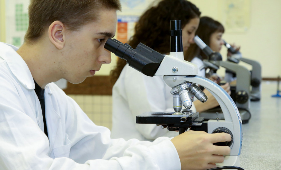 A formação técnica em nível médio é ofertada na rede estadual de ensino do Paraná em 300 escolas regulares e em 34 Centros Estaduais de Educação Profissional (CEEPs) espalhados por 178 municípios que ofertam 51 cursos profissionalizantes sem nenhum custo.