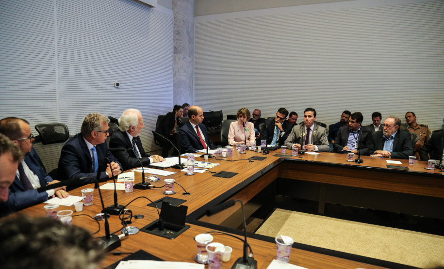 O vice governador Darci Piana participa de reunião com representantes dos servidores publicos no Palácio Iguaçu, nesta segunda-feira (29). Curitiba, 24/04/2019 - Foto: Geraldo Bubniak/ANPr