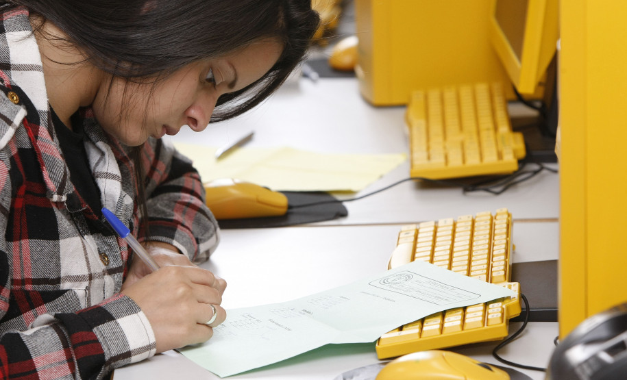 Secretaria de Estado da Educação do Paraná, Colégio Estadual Ipê em São José dos Pinhais, alunos de história tem aulão simulado para o ENEM, na foto alunos estudando. Foto: Hedeson Alves