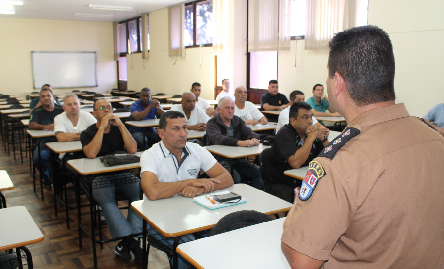 Ao término das capacitações, que têm 20 horas de duração, os policiais começam imediatamente a atuar nas escolas inscritas no programa.