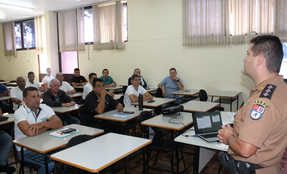 Ao término das capacitações, que têm 20 horas de duração, os policiais começam imediatamente a atuar nas escolas inscritas no programa.