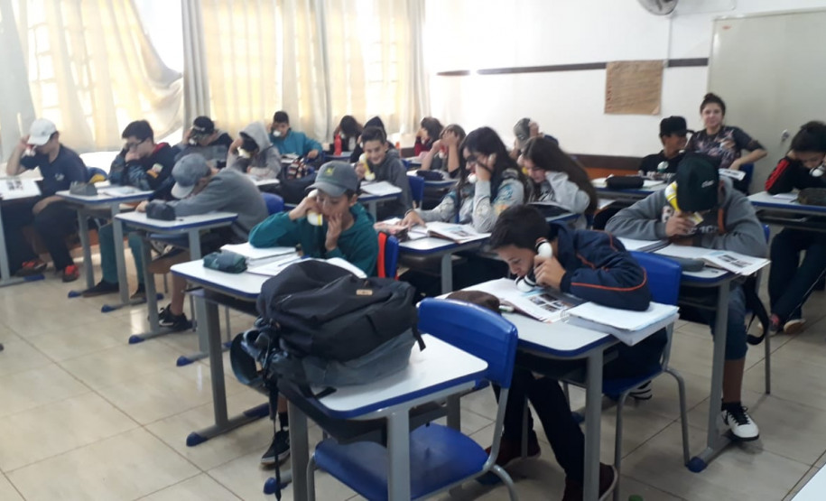 Há um mês os professores das disciplinas de Língua Portuguesa e Inglesa começaram a desenvolver atividades de leitura usando o sussurrofone, um protótipo feito com canos de PVC que permite que os alunos ouçam a própria voz enquanto leem.