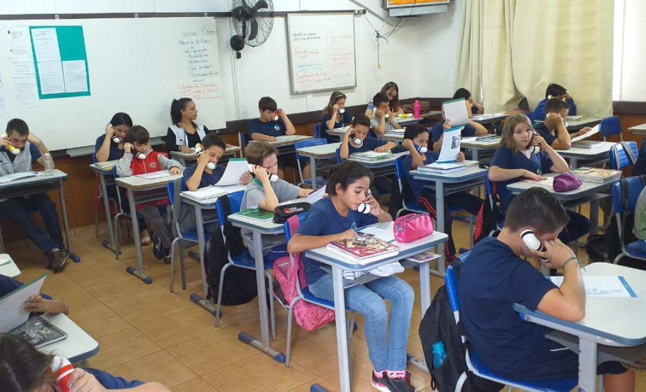 Há um mês os professores das disciplinas de Língua Portuguesa e Inglesa começaram a desenvolver atividades de leitura usando o sussurrofone, um protótipo feito com canos de PVC que permite que os alunos ouçam a própria voz enquanto leem.